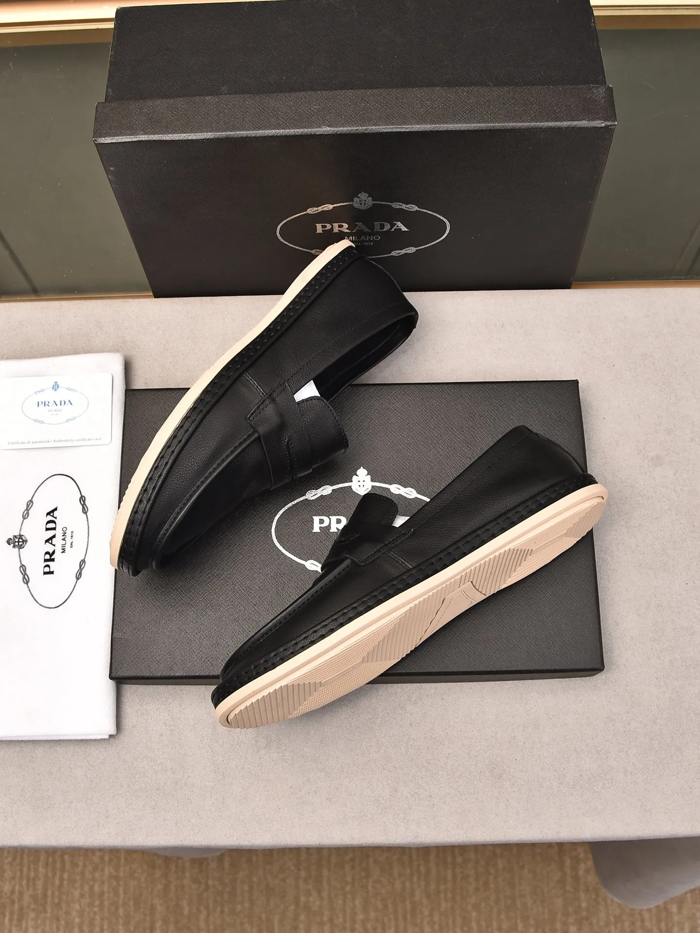 👟👟👟Men's Shoes💰P420 🆕🔥New Updates🔥👟PRADA (Prada) new products are released, imported soft cowhide, fashionable to allow air to penetrate the entire shoe, and the awesome shoes [strong] bring an extremely comfortable and breathable feeling! Beautiful inside and out! Exquisite workmanship, top-grade cowhide material, 😌Number: 38~44, black and white color options.